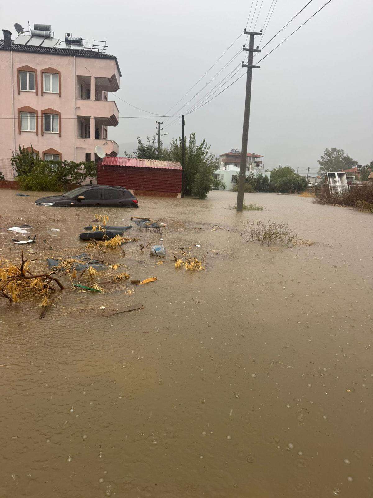 Muğla’da Sağanak ve Fırtına Hayatı Felç Etti 9